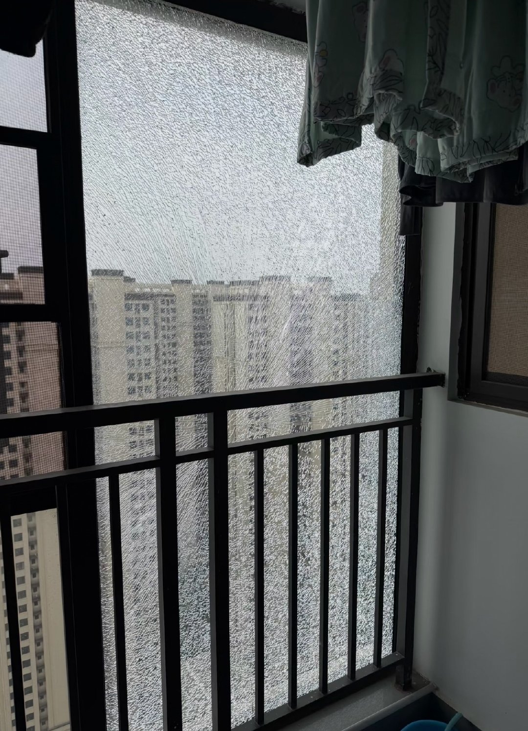 玻璃自爆了，房东非要说我弄坏的，怎么办 
