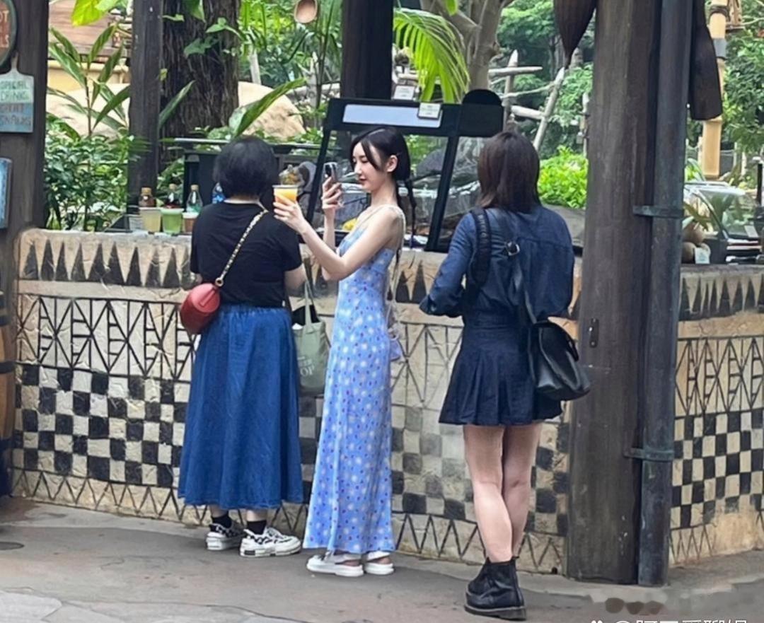 这是毛晓彤吗，这身穿搭超好看。 