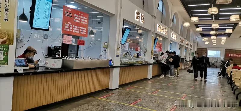 北京市正式提出“校校有食堂”目标要求，明确到2027年年底前，全市中小学全面实现