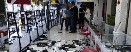 湖南长沙的段先生，是个本分的眼镜店老板。13年前租下这间店面，踏实做生意，好不容