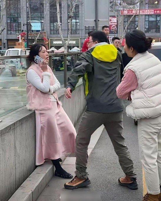 一巴掌，直接扇出了三万块的代价。
扬州万象汇的交通纠纷，最后变成了两败俱伤的闹剧
