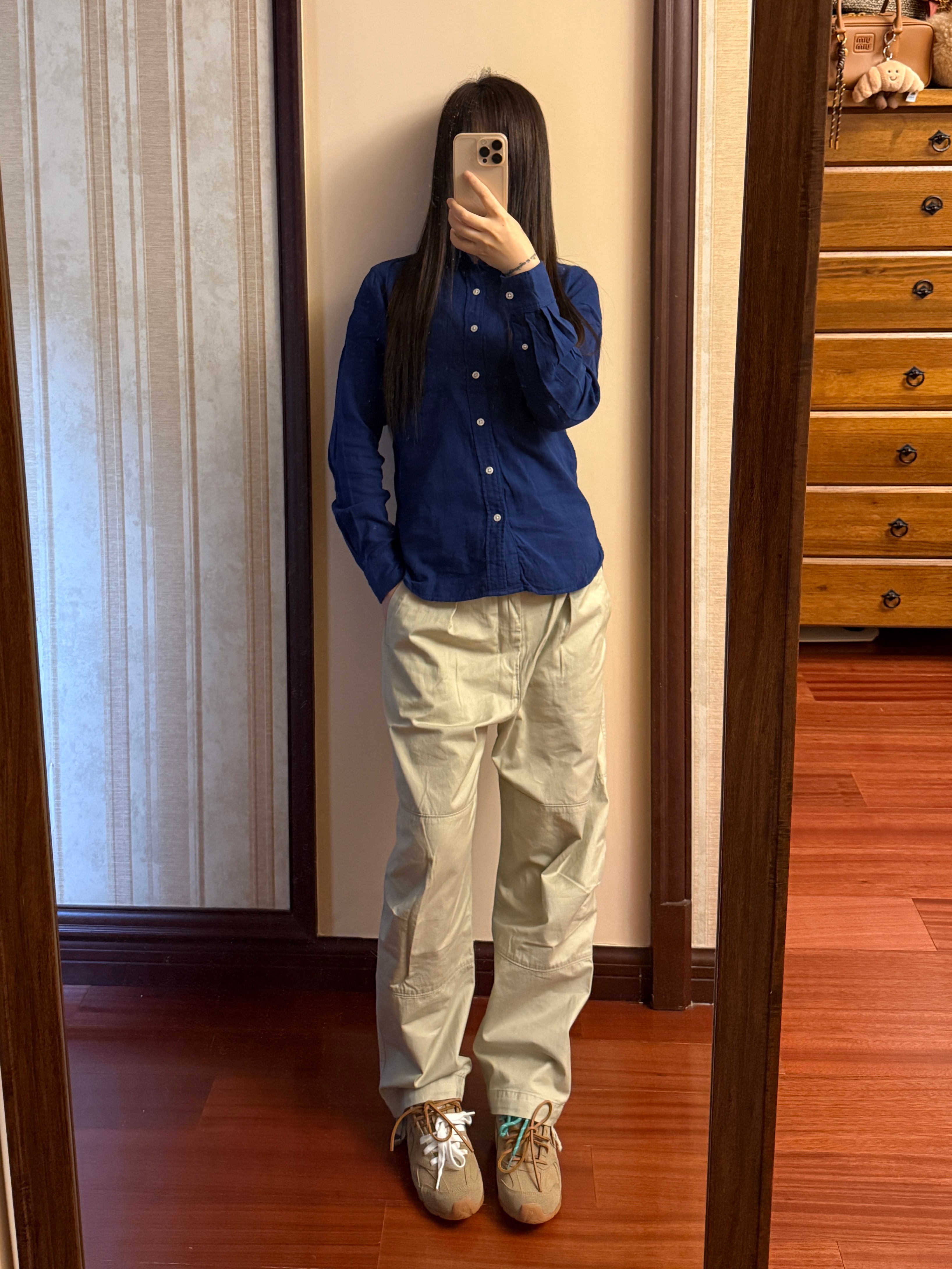 老猫的朴素穿搭 回来这么久了一直在玩儿手机都没换衣服，发个穿搭吧，大家很少看到我
