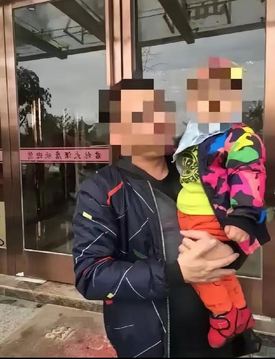 玉林男子深夜跑外卖遇车祸，一场葬礼撕开藏了8年的秘密。广西玉林这件事，当初在网上