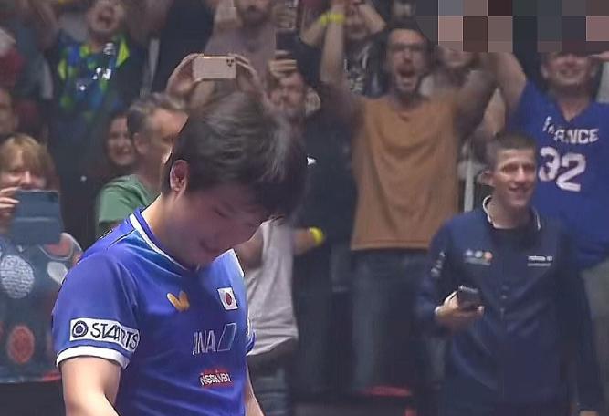 有谁注意到：输球后的张本智和3个动作！
当最后一个球落地时，张本智和突然呆了，他