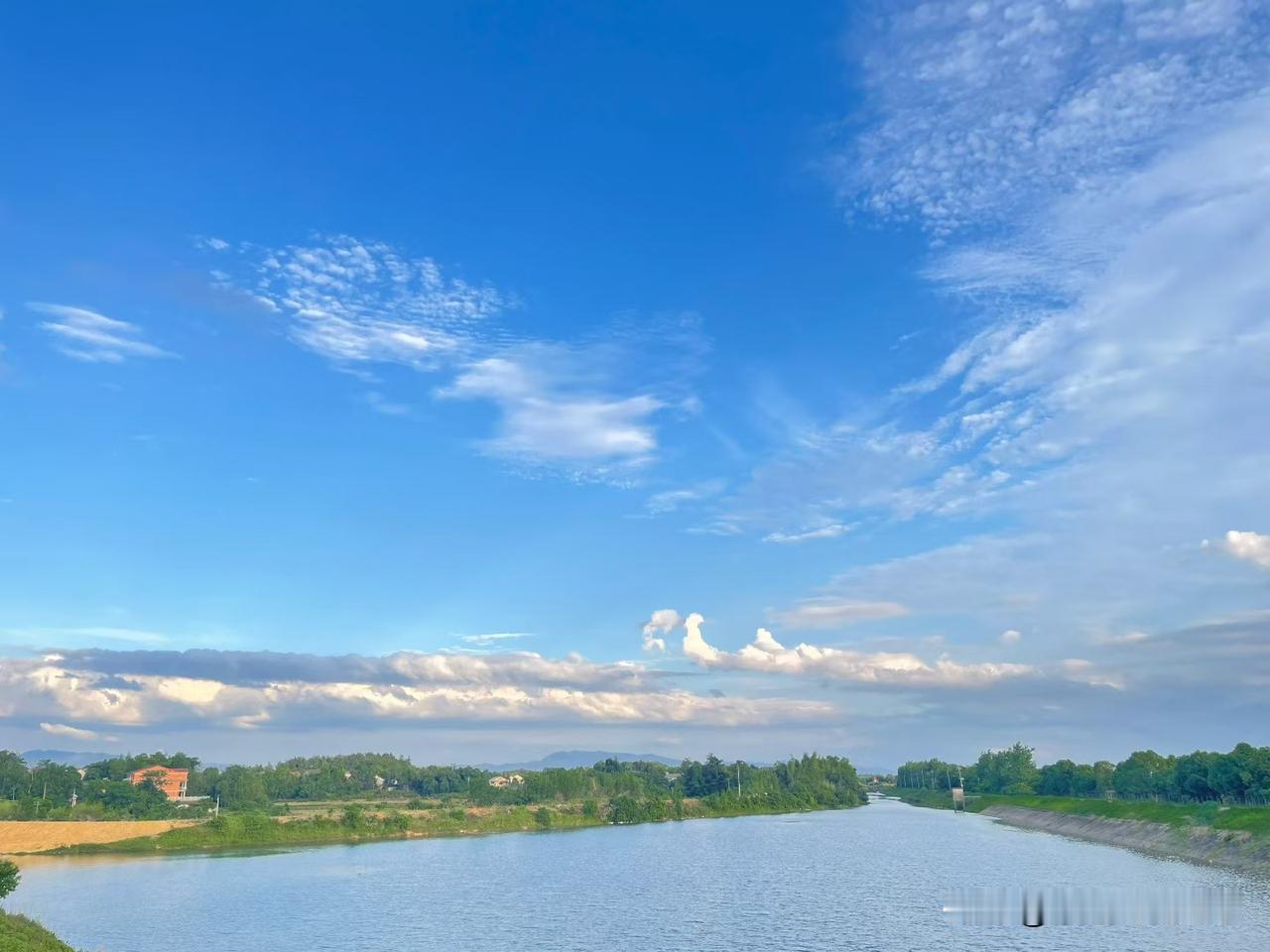 ❤️活着活着就明白了，跟任何人较劲，都是在消耗自己。不要和重要的人计较不重要的事