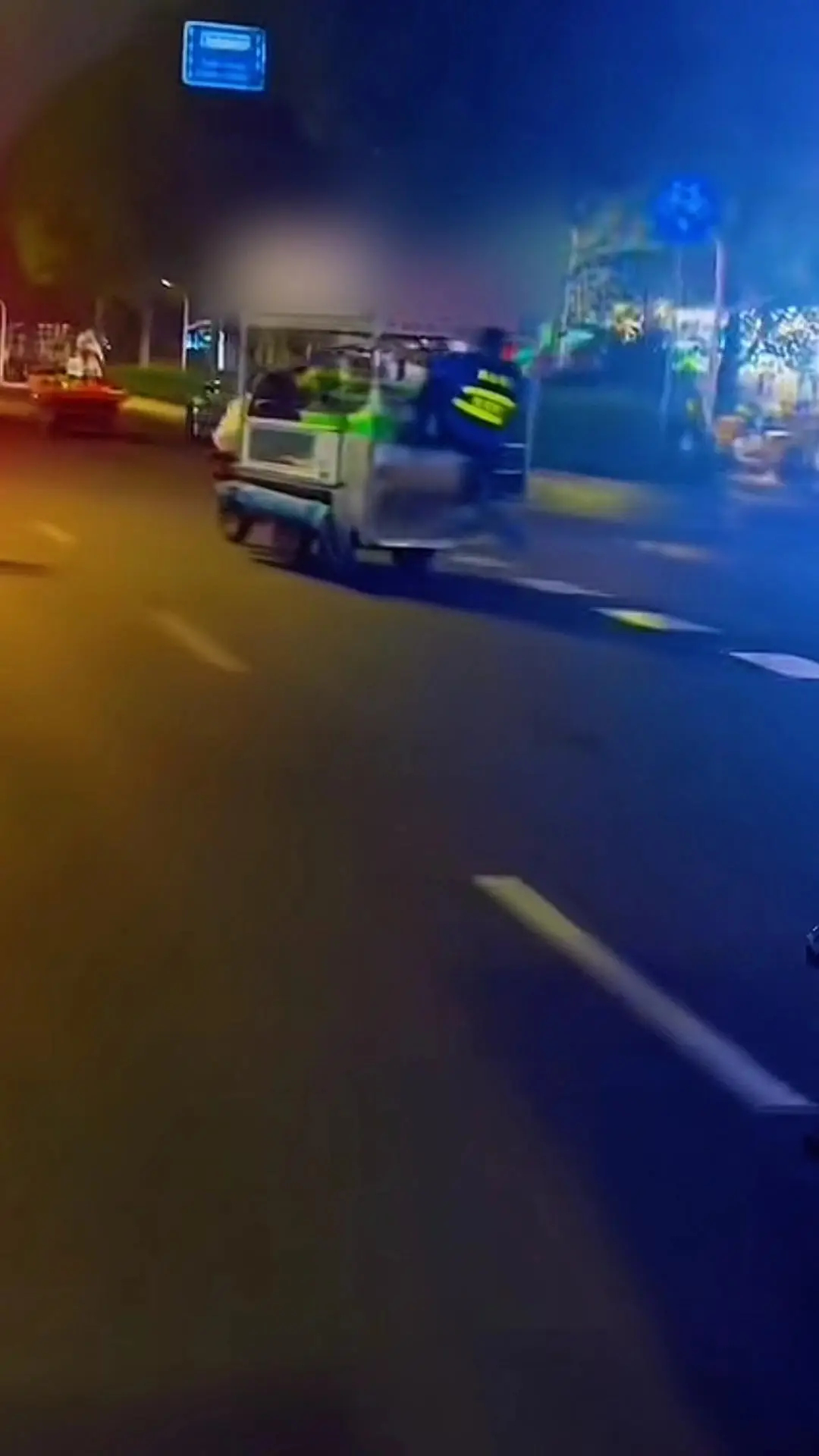 官方通报城管爬摊贩三轮车被带行数百米【南宁一城管爬摊贩三轮车被带行两三百米，官方