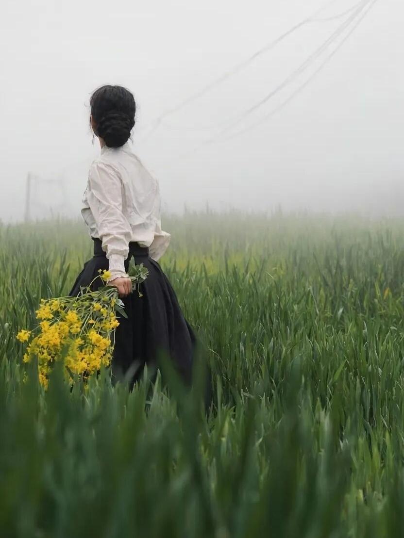 麦田里，有一味朴素的药引，就那么煮着日子，平平淡淡。
你有一块麦田，饱满清香，你
