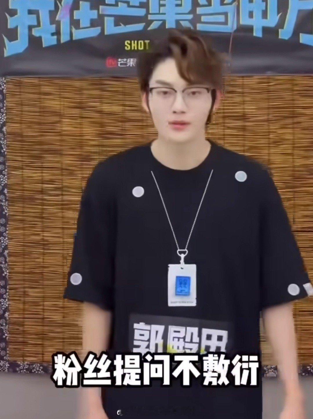 第一次见这么听劝的爱豆 粉丝说想看真实的唠嗑，陈梁就放下偶像包袱陪聊到底；粉丝说