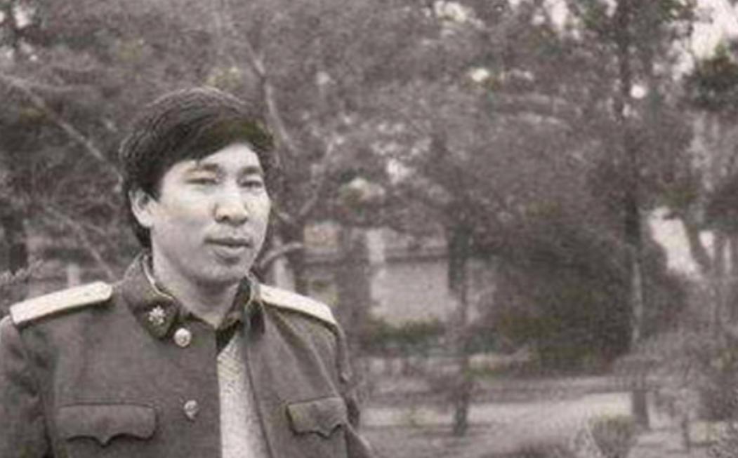 1981年冬，两立三等功的阎连科没能提干，拿着117元退伍费和50斤粮票给家人买