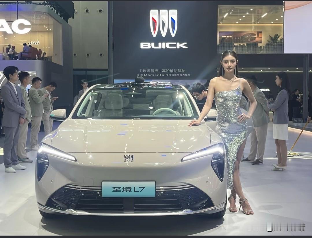 别克车的车模穿着银光闪闪的礼裙，
有点儿像酒吧跳舞的，
马自达的车穿着白色长袖，