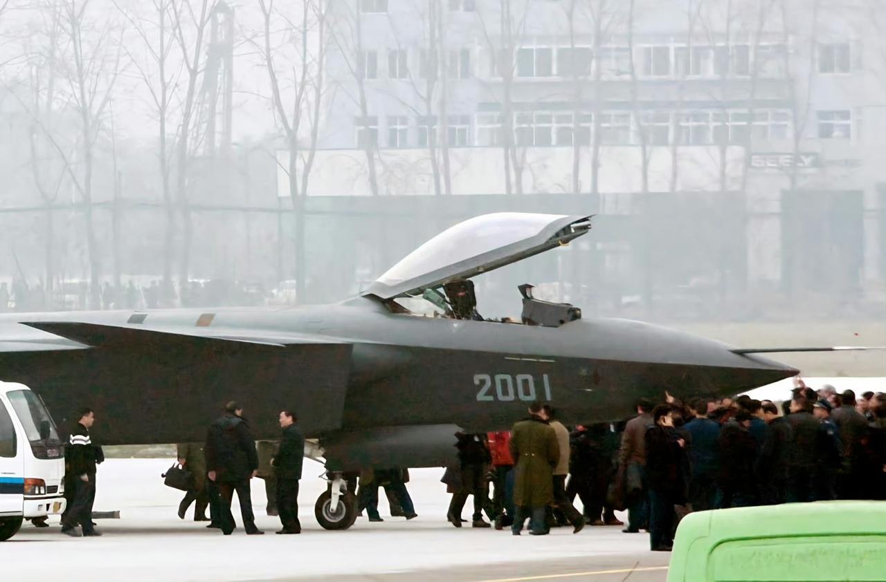 15年过去。 ​​​
不过，话说不知道当年爬墙的那位大哥出来了没有？[吃瓜群众]