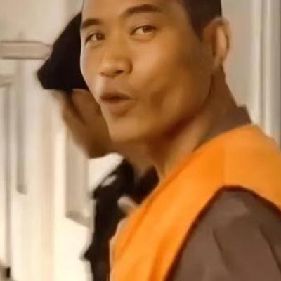 “谢谢啦，我走了！”2005年，一青年男子笑着走进刑场对着母亲和妻子说。待审判官