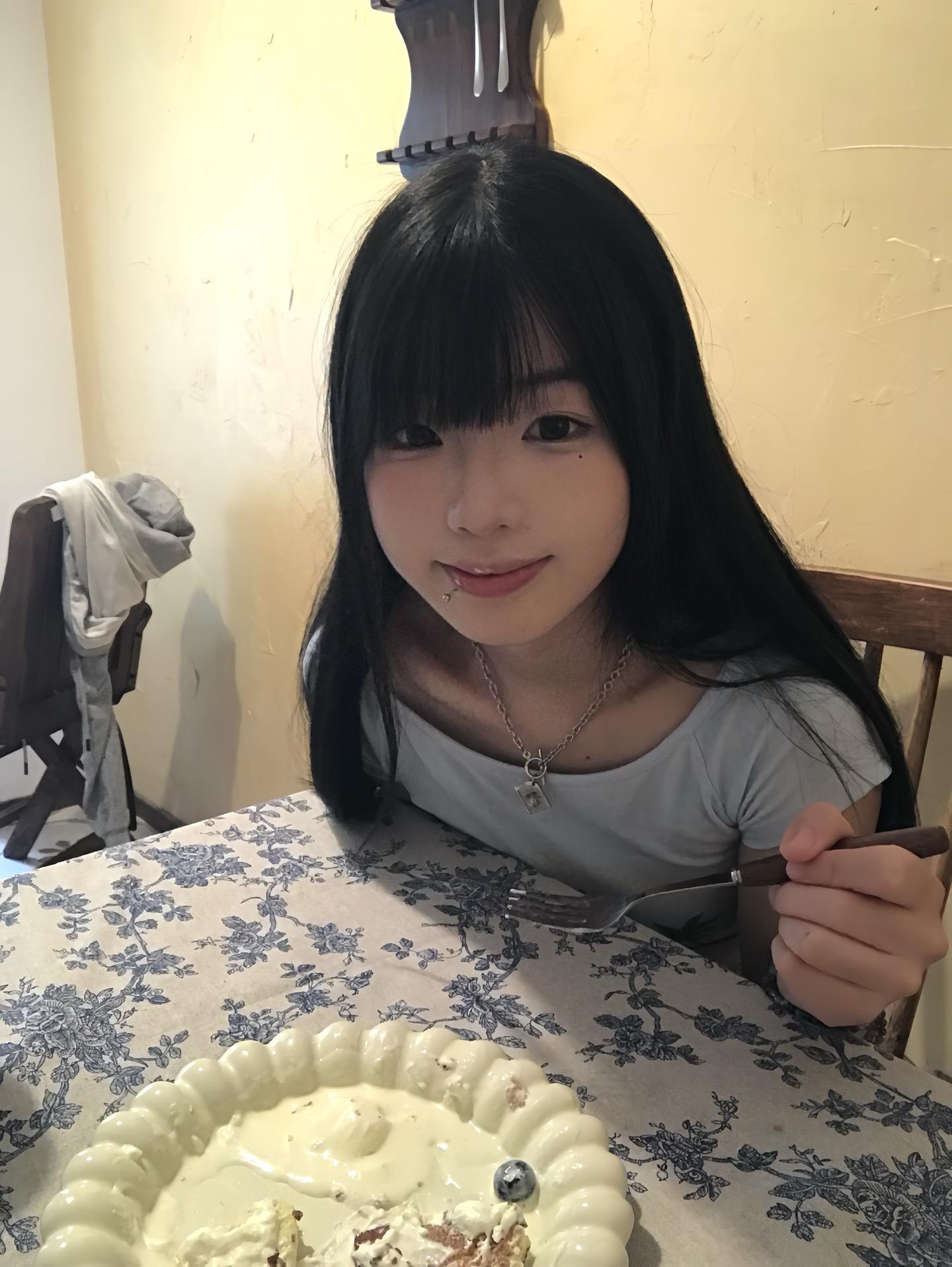 当年你嗦过的田螺，我现在拿来当耳机，睡觉的时候戴上好像你在耳边说爱我