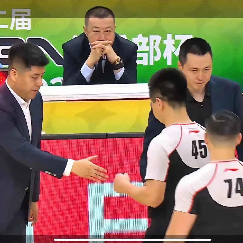 兄弟们！从昨晚上海男篮大胜山西队勇夺俱乐部杯赛冠军来分析一下山西男篮到底输在什么