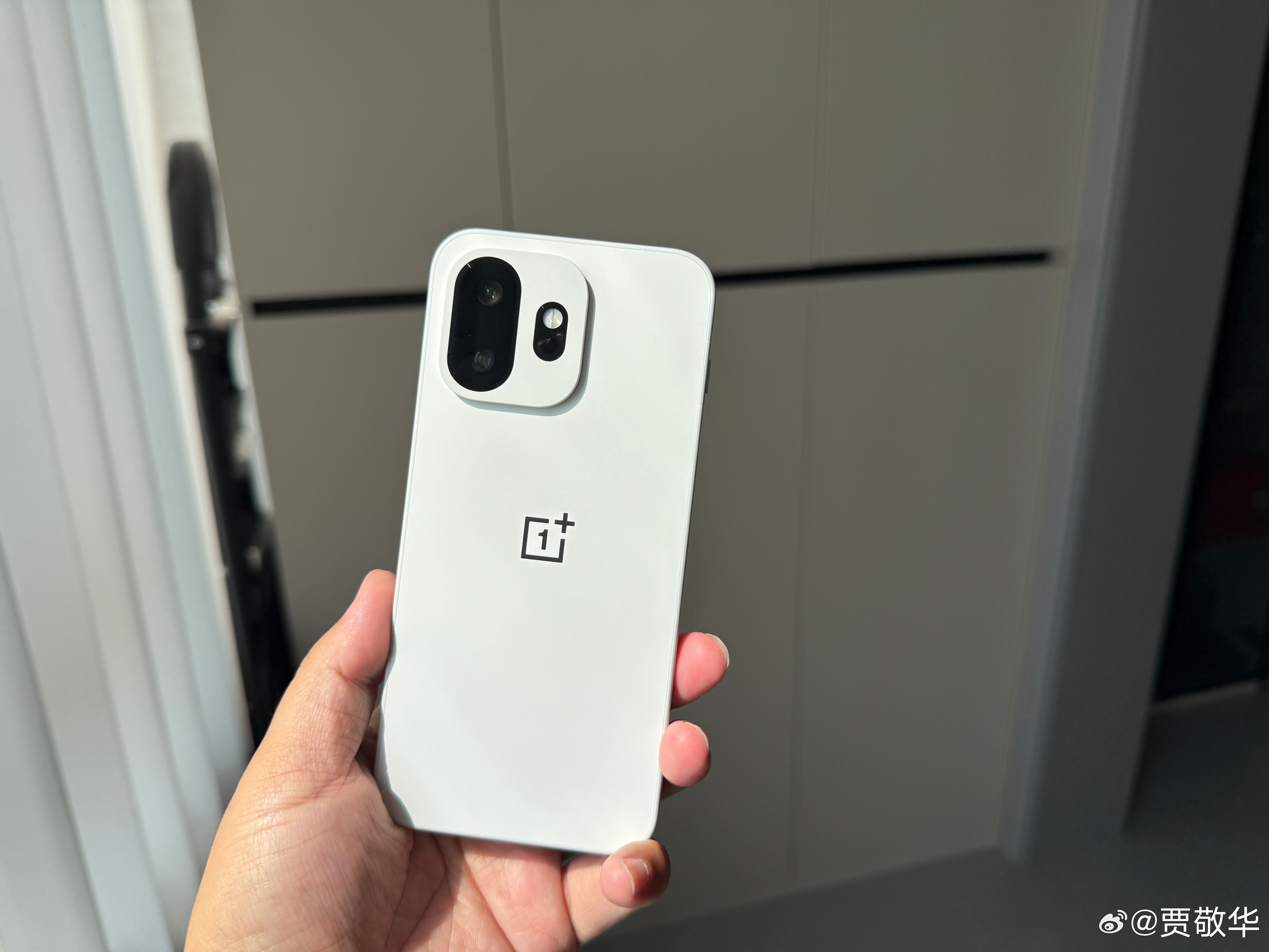 刚体会到了婴儿般皮肤丝滑的感觉，一加15T这质感太爽了。后背丝滑，边框有磨砂的质