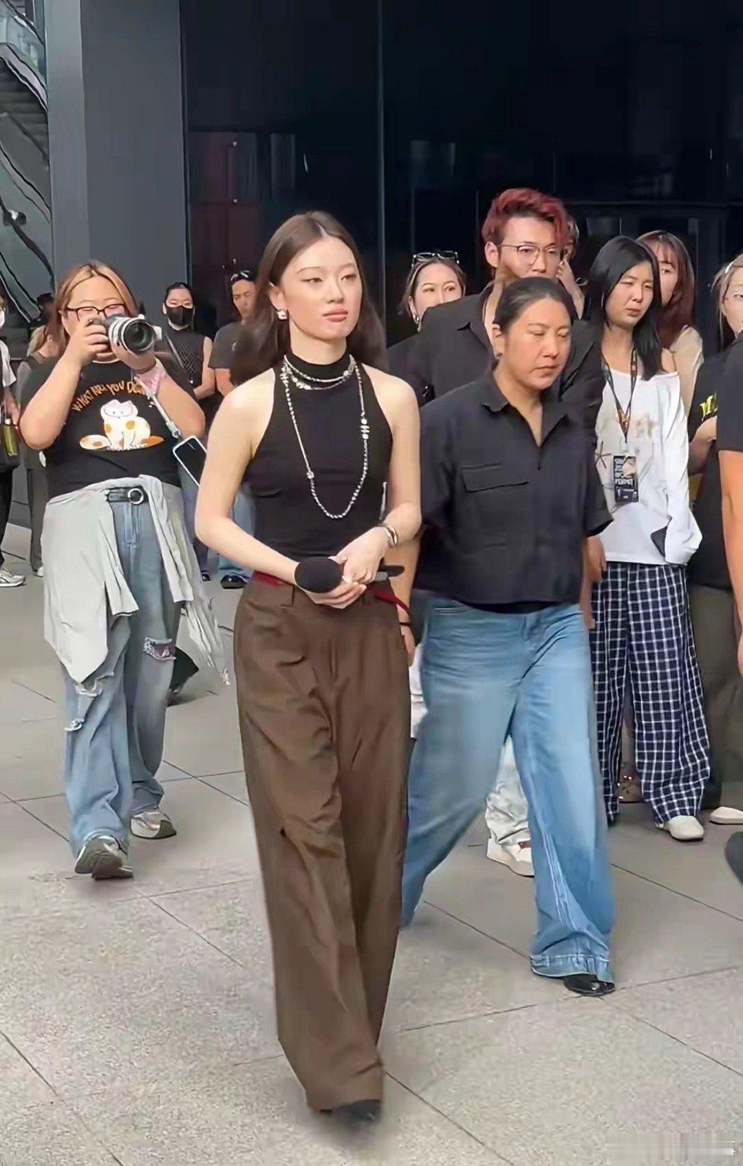 单依纯[超话] [微风][微风][微风]路人偶遇单依纯参加活动[心][心][心]