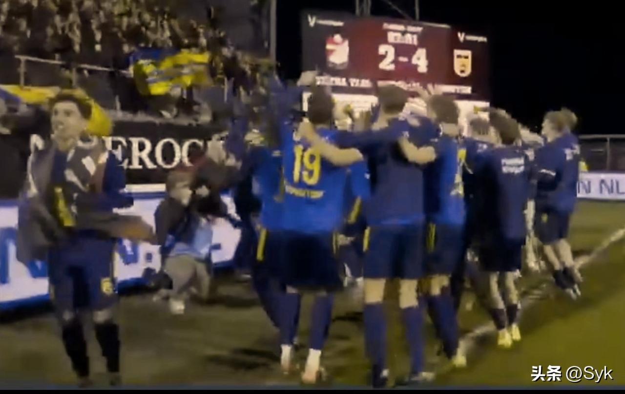 坎布尔客场4-2击败埃门，成功升入荷兰甲级联赛

北京时间凌晨03:00，坎布尔