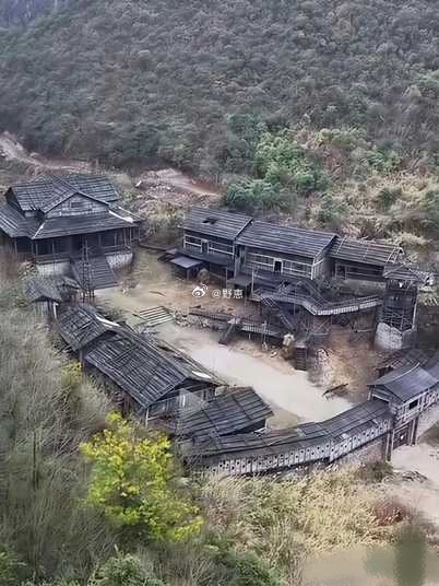 为了拍电影建了土匪山寨，拍完就废弃了，有点可惜啊 