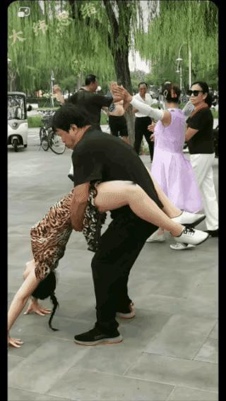 这大娘真的玩疯了！跟个年轻人一样。高难度的动作也敢试试，俗话说的好，人老不以筋骨