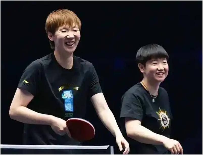 国乒女单太强了，包揽香港总决赛四强。
孙颖莎4-0长崎美柚。
王曼昱4-1朱芊曦