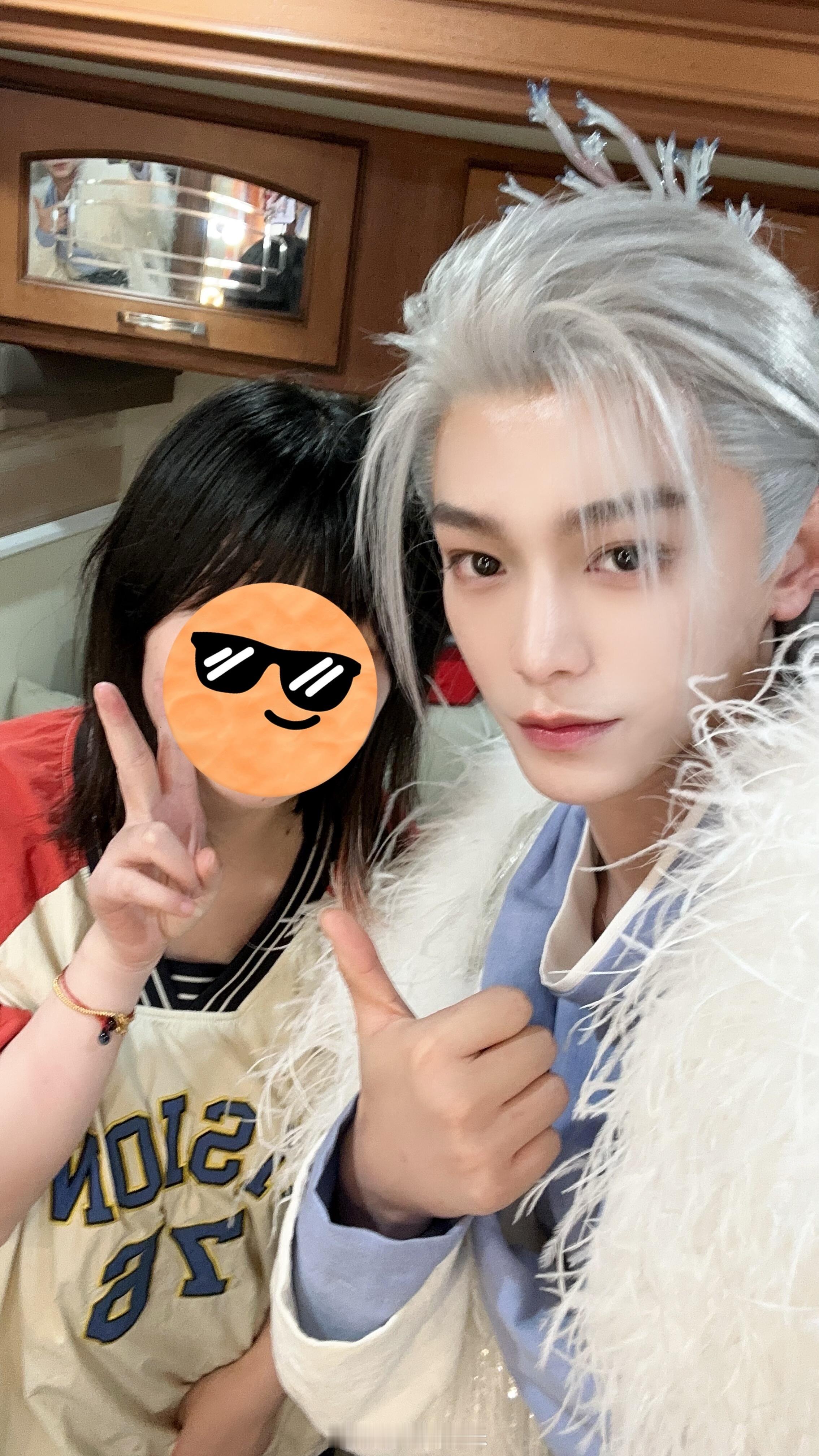 造型师晒与丁禹兮合照 就是这个银发帅！ 