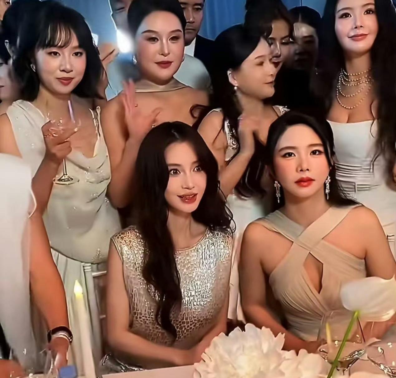 已经沦落到和网红一个档次了，这已经不能说能屈能伸了，有点心酸了哎！