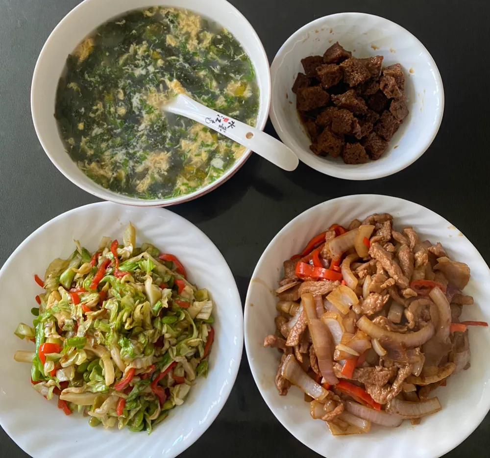 天气热，每天都不知道吃什么！今天用猪后腿肉切成粗肉丝，加洋葱炒，倒也蛮香的。

