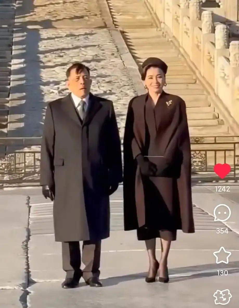 泰国王后真是个狠人！细高跟逛故宫，大冬天穿丝袜，泰王感觉都冻傻了，王后还能优雅的