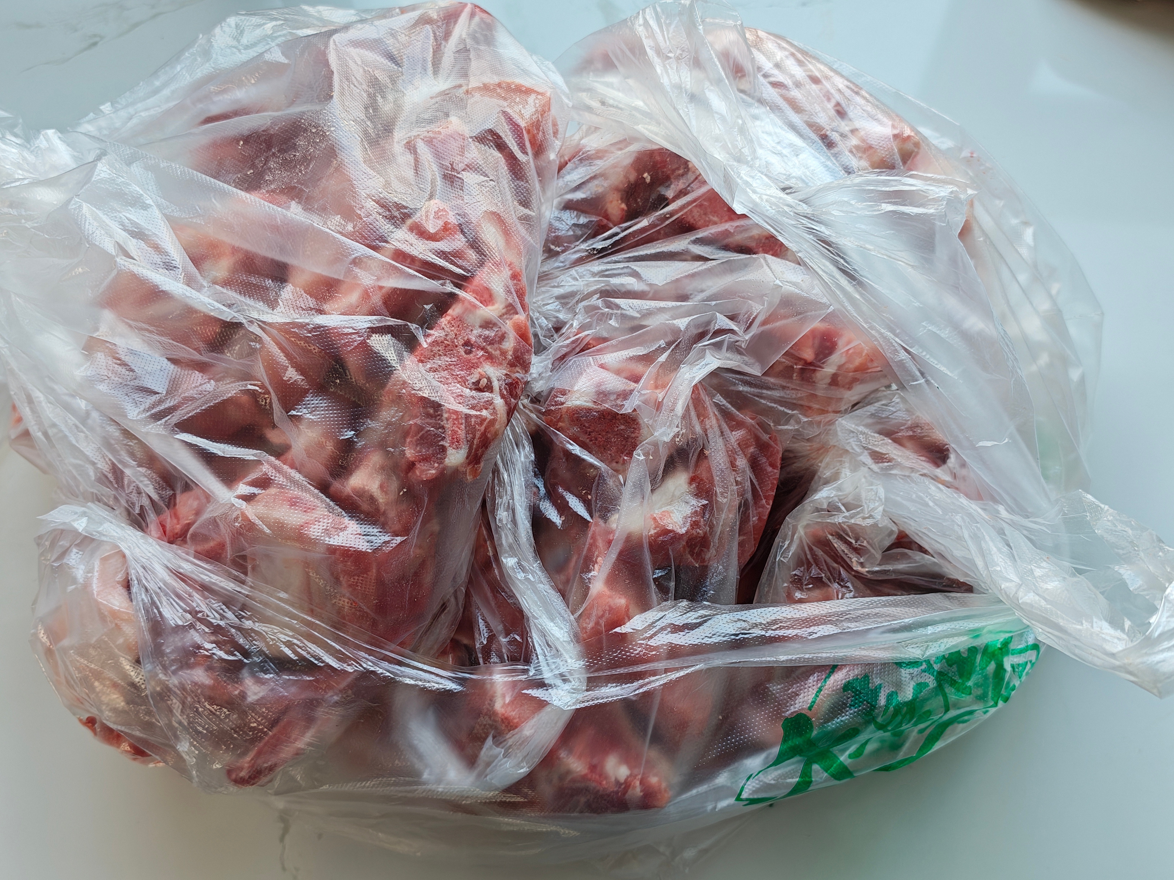 每天在互联网上感觉钱都不是钱了，这是我花140买的10斤排骨，够我吃好几顿了