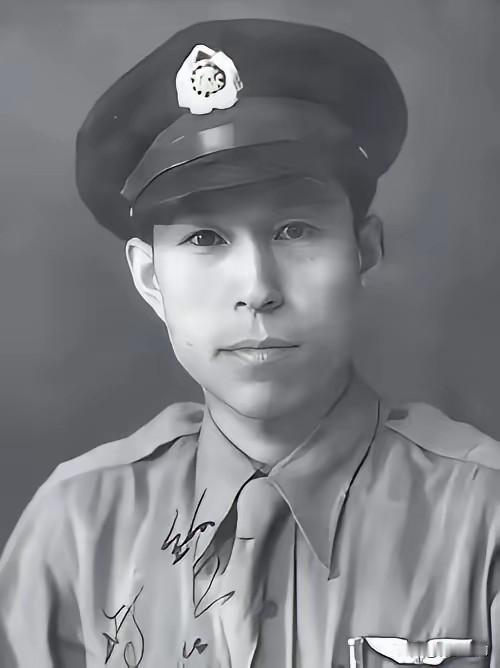 1944年，飞行员王光复在成功炸毁日军军列后，正准备返航，途中路过日军机场时，意