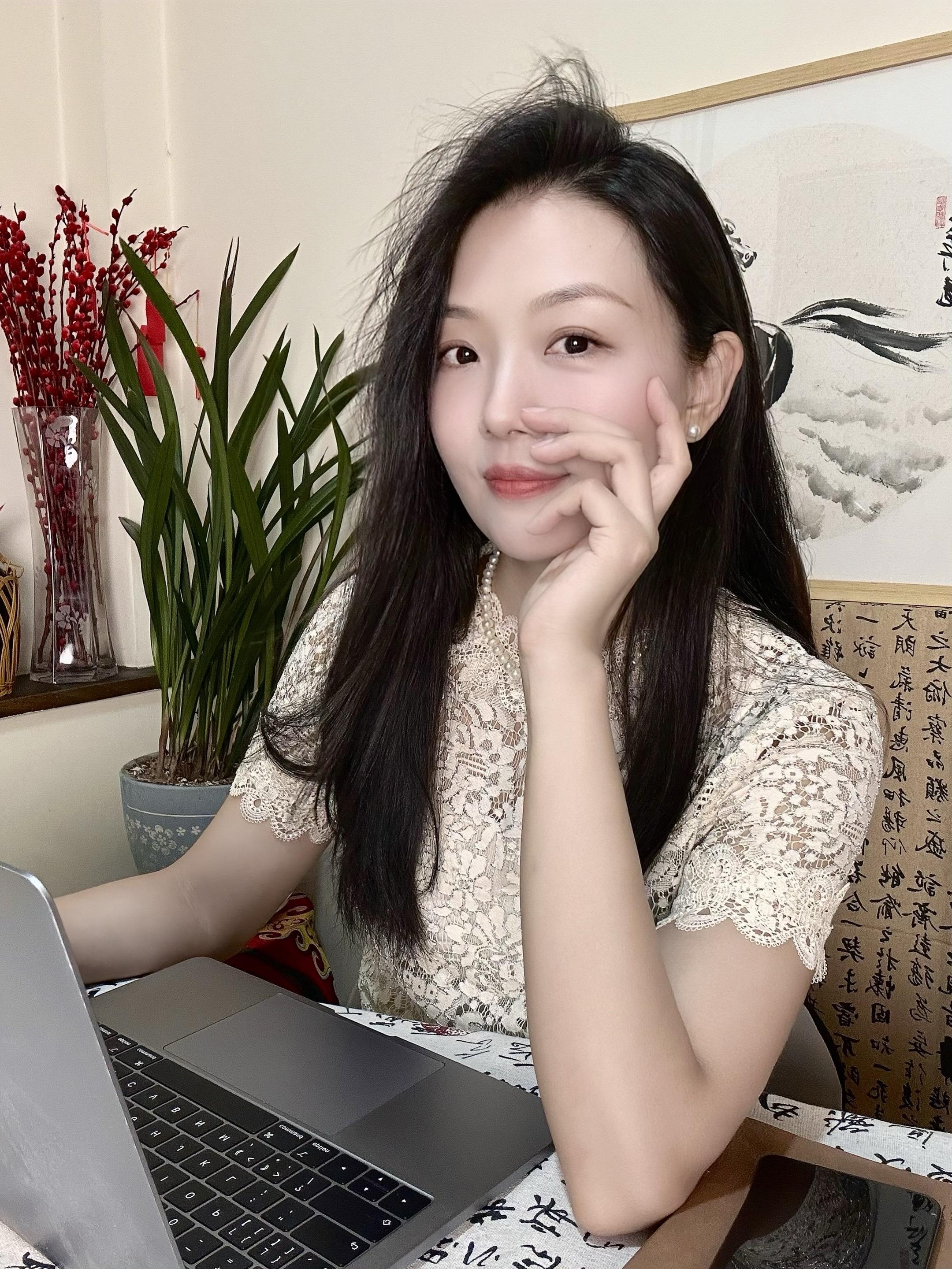 坤为地 是地 顺柔 地性 承载万物 具有含章之美