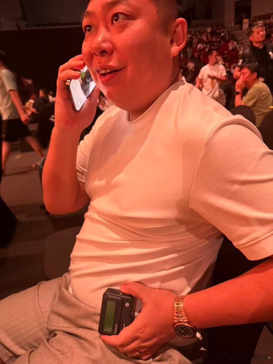 这就叫做，造型！大金表BB机，还得是汉显！哈哈哈 