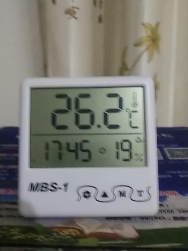 我家暖气房里26度。中午有太阳的时候能达到29度。

真是热的不行。

一天要从