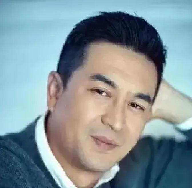 张嘉益被前妻指着鼻子骂吃软饭，转身就给第二任老婆买了栋7000万的别墅。

当年