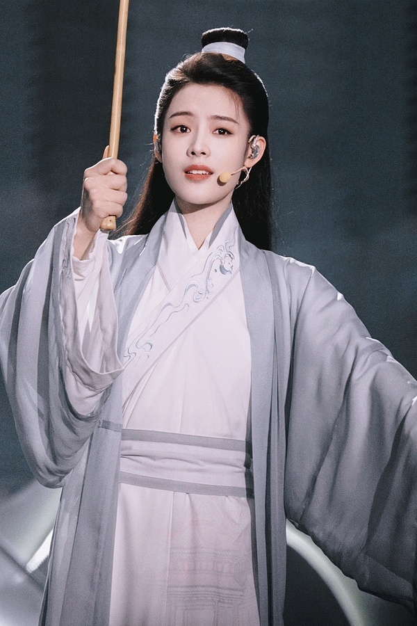 有流量有粉丝还能女扮男装，女扮男装也不违和，听制作方就只深度接触了她，就是觉得她