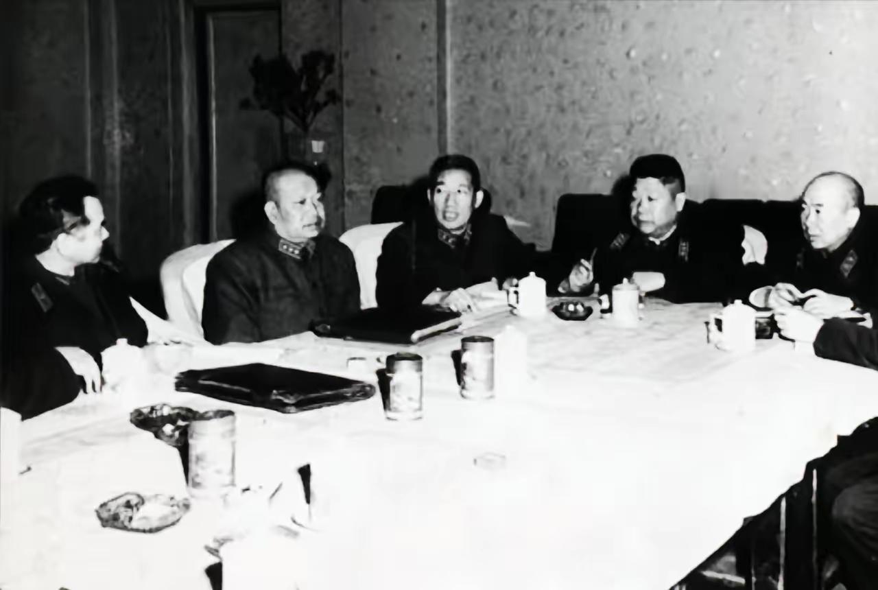 [太阳]1960年的一天，军区管理处的同志过来，向沈阳军区政委赖传珠上将报告：“