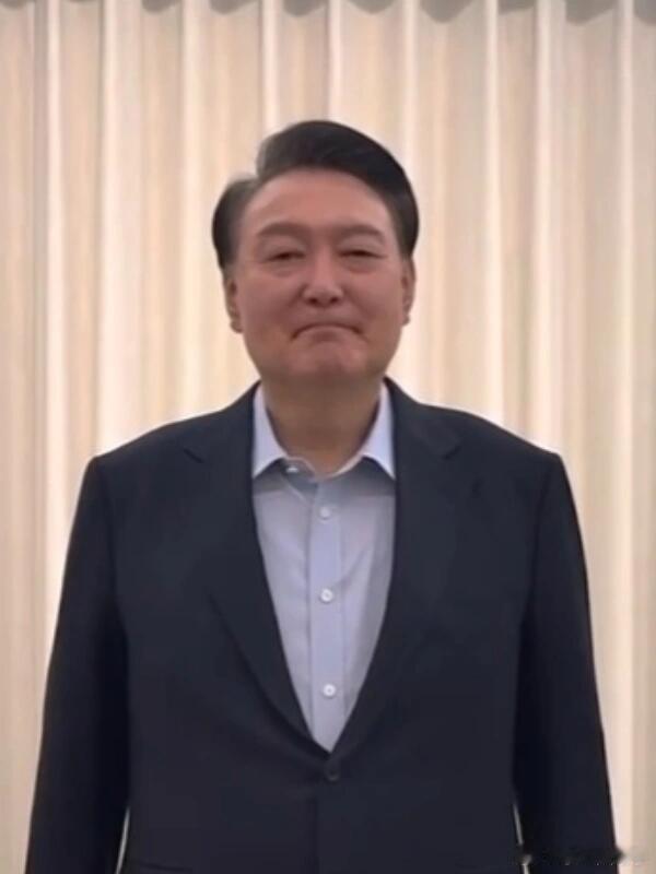 尹锡悦已抵达政府大楼 今天10:33，尹锡悦被捕🇰🇷韩国公调处称，当地时间1