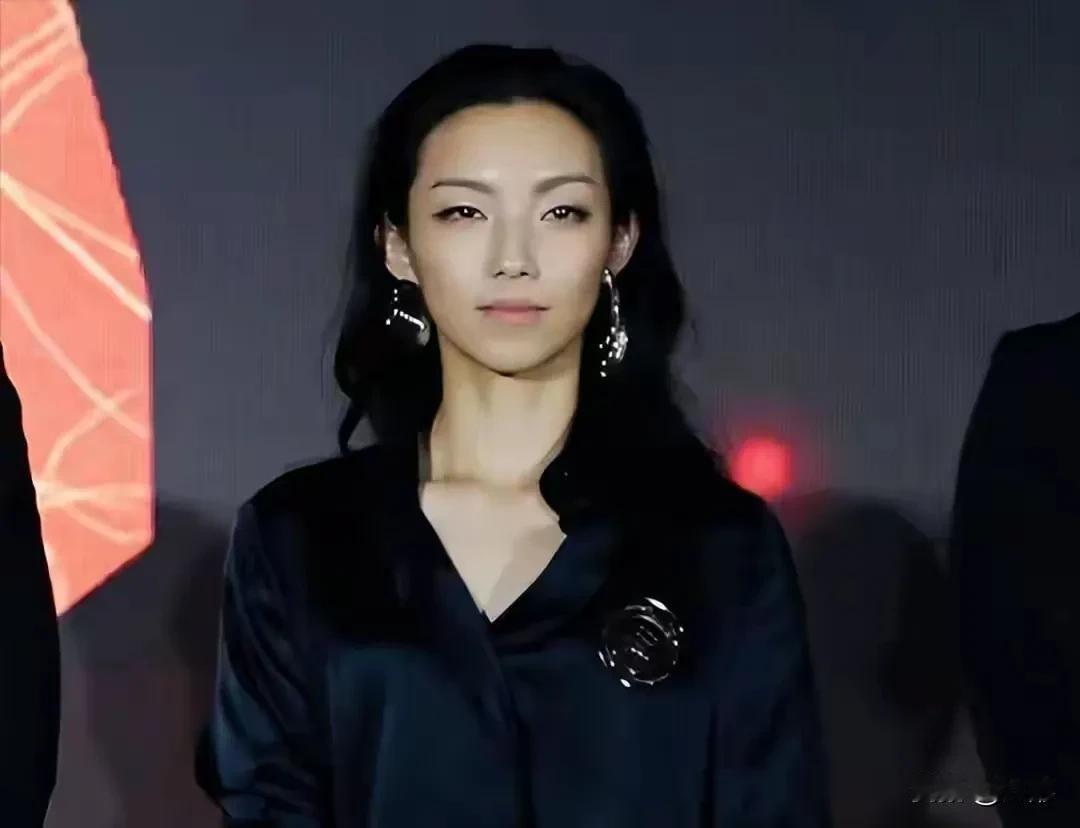 那尔那茜长的典型的美国华裔的脸，不像父母。她爸妈都是大脸盘子！蒙古人都是大脸盘子