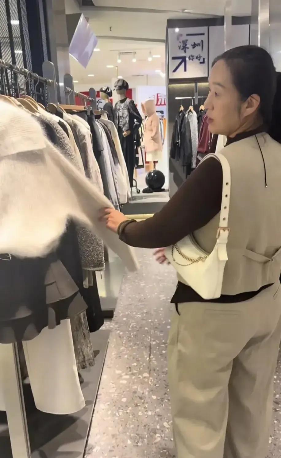 浩南妈妈拎着深圳买的玩具和茶叶飞到福建，一把抱住海军妈妈，两娃在旁边害羞对视。