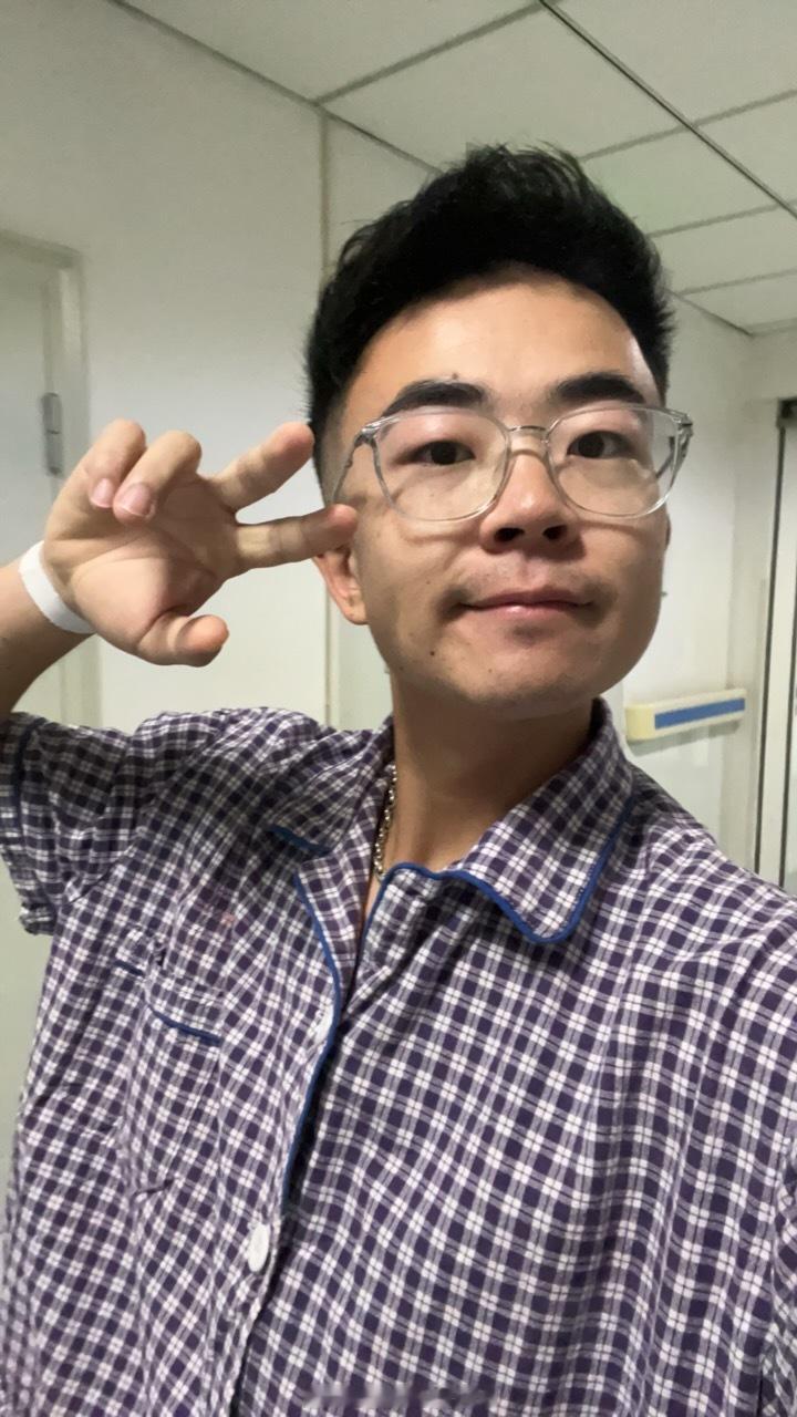 国庆期间打扰这热闹的场面了医生：你这身体素质真行，硬扛了10天，可得好好休养治疗