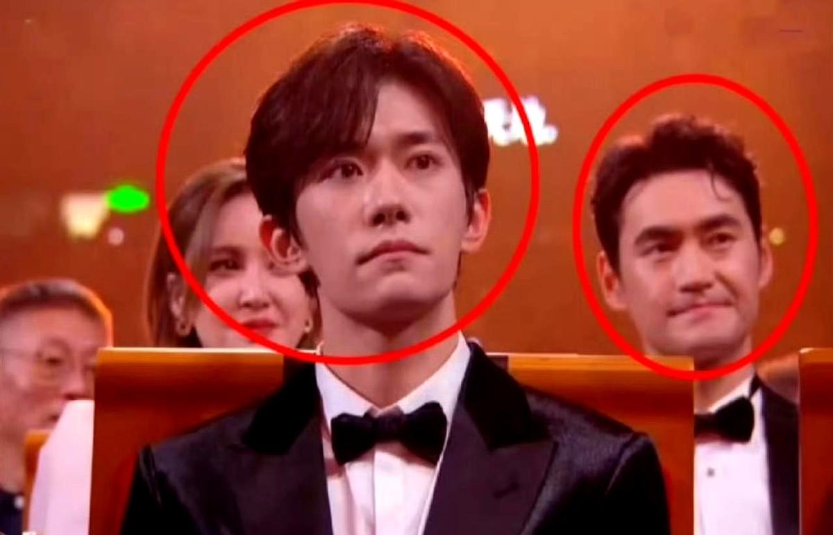 “别抢C位，抢袁弘前排。”

金鸡奖刚散场，这条弹幕被赞到置顶。

四年里，黄晓