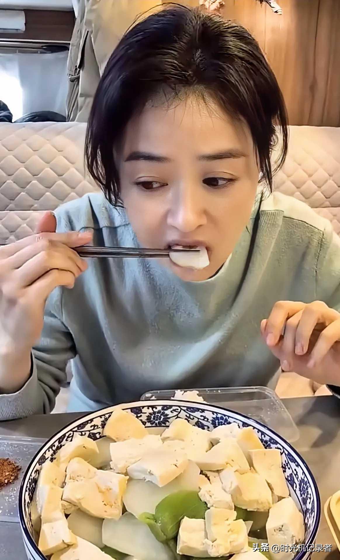 蒋欣真是有毅力，减肥餐都吃了快两年了，真是单一的饮食，也证明蒋欣这么吃不影响健康