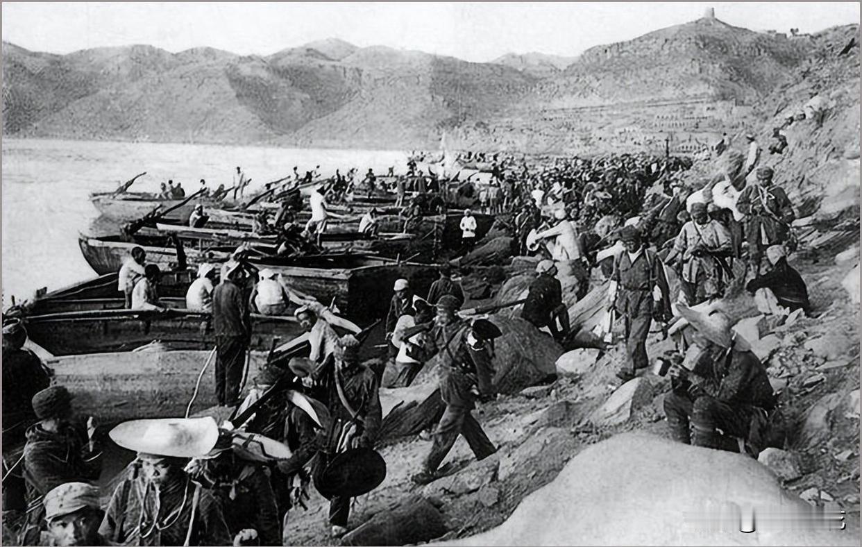 1948年，14万国军被困沈阳，一个精锐师全是学生兵死守铁西区，解放军战士爬着冲