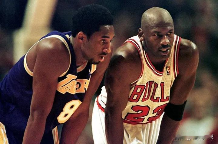 艾弗森：乔丹第一、科比第二，其他随意。
近日，NBA名人堂成员艾弗森谈到了心中的