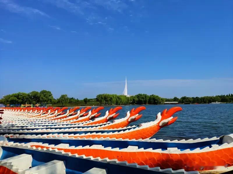 必须为自己的祖国骄傲！五星闪耀，那是祖国的荣光。昔日苦难不再，如今山河无恙、国家