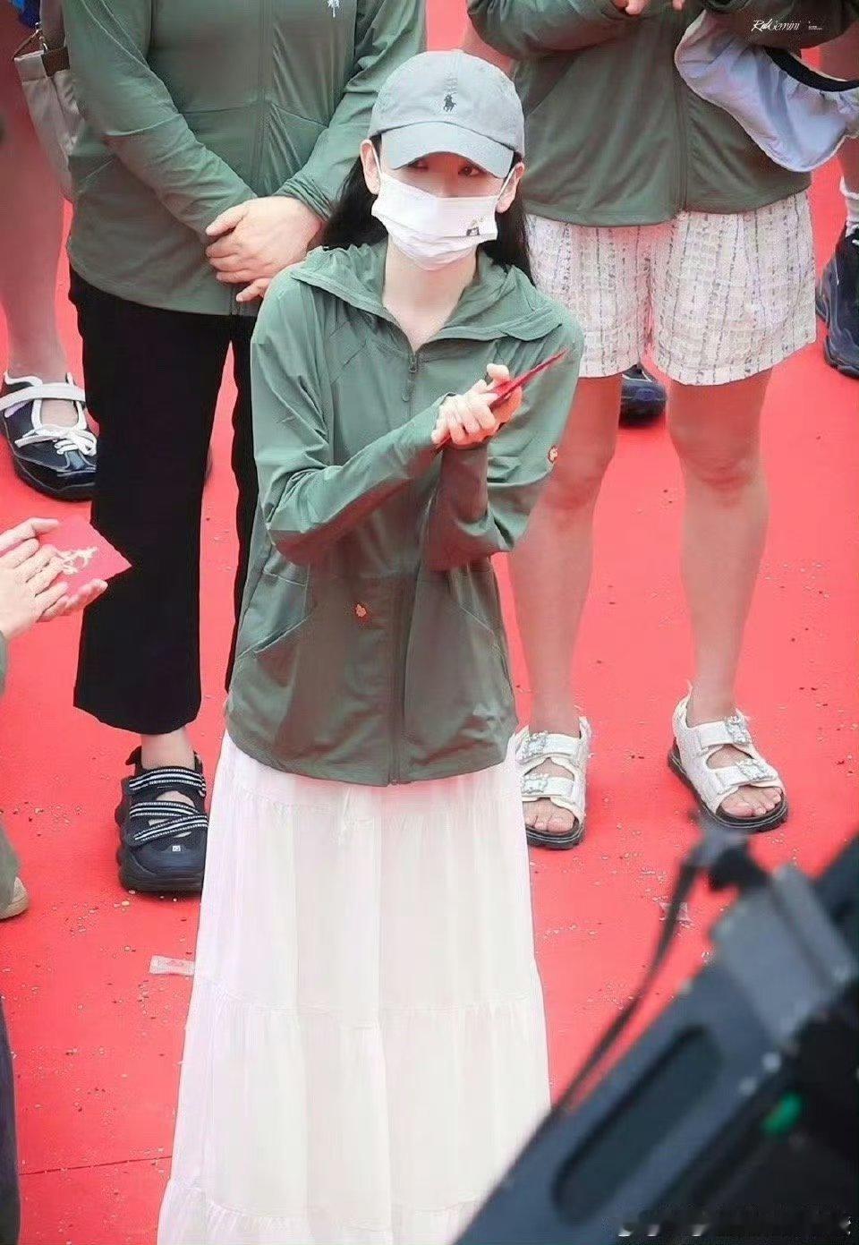 宋祖儿瘦成纸片人了 宋祖儿真的好瘦啊 之前刷到她机场视频 腿上都没啥肉了[泪] 