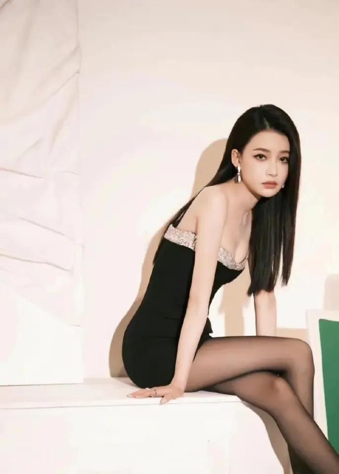 她是也犯什么糊涂了吗？

明明自己自身条件那么好，有钱有身材有颜值又自由，该是有