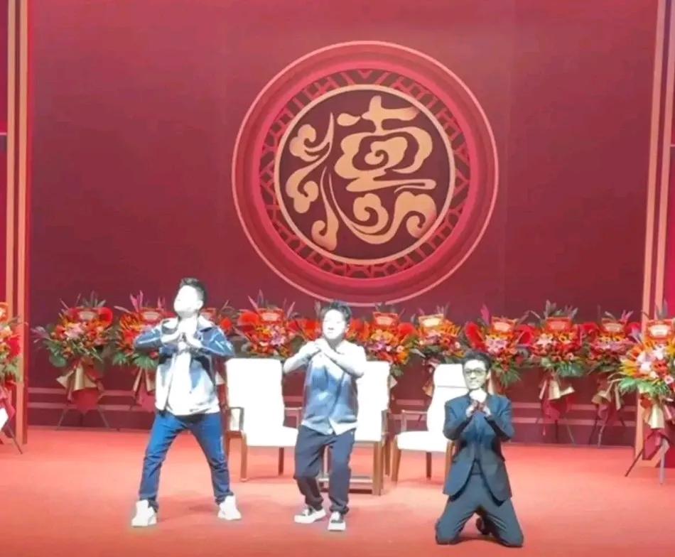 什么原因能让一个大老爷们跪在台上。别人都站着，他为啥要跪下呢？
秦霄贤还真是能屈