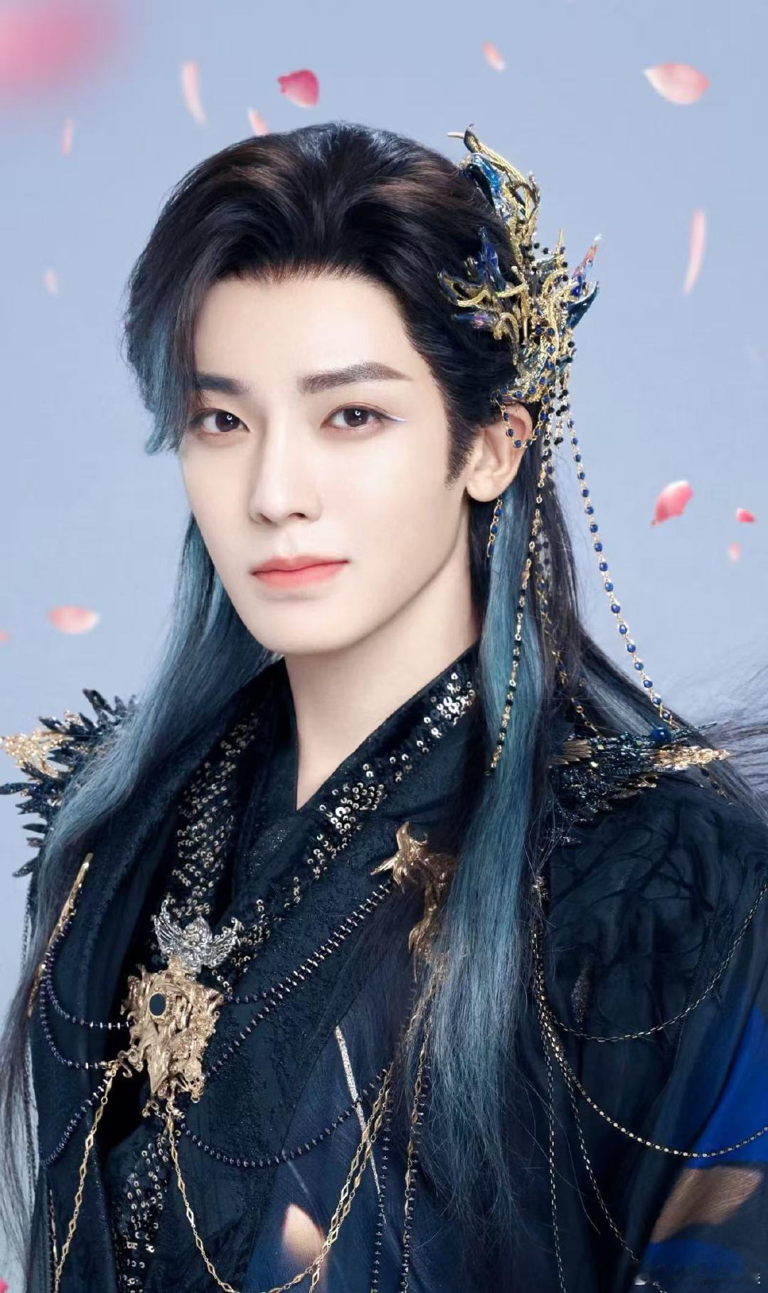 侯明昊线下云包场 全力为《雀骨》造势，线下云包场诚意十足。邀请各路观众一同追剧，