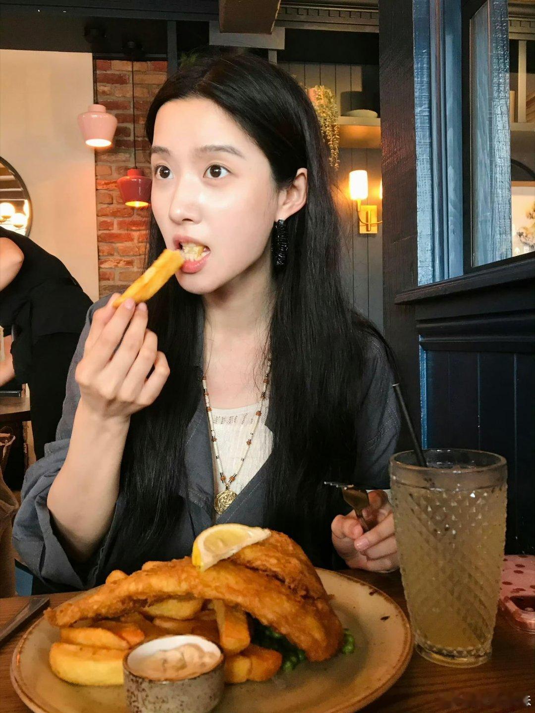 卢昱晓经常会碰到奇怪的动物谁懂卢昱晓的特殊体质！走到哪都能遇上稀奇小动物，拍戏总